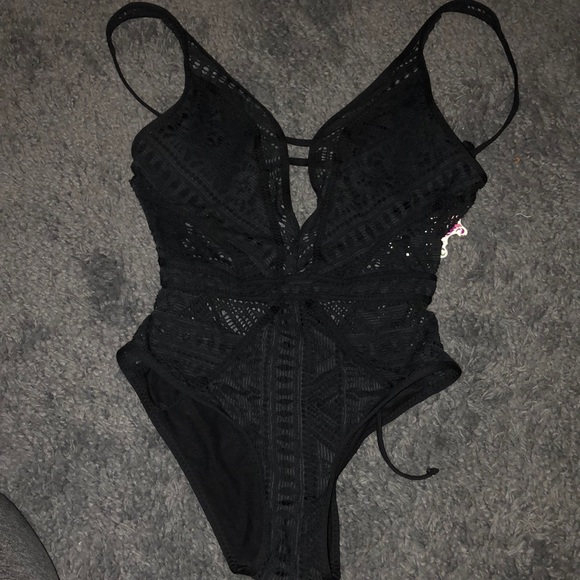 Black one piece - Picture 2 of 4